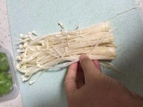 洗干净金针菇，用手撕开