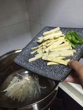 加入豆干，焯水1-2分钟