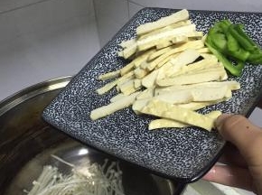 加入豆干，焯水1-2分钟