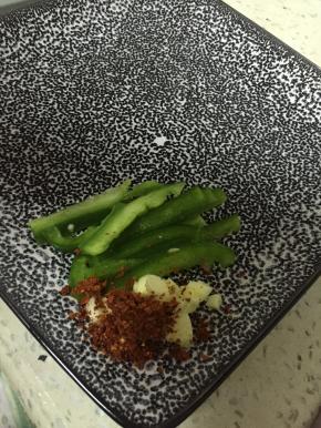 准备蒜末，在上面撒上干辣椒粉