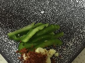 准备蒜末，在上面撒上干辣椒粉