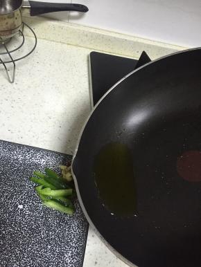 锅里加入少量的橄榄油，烧至滚烫，浇在辣椒粉、蒜末和青椒丝上