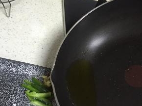锅里加入少量的橄榄油，烧至滚烫，浇在辣椒粉、蒜末和青椒丝上