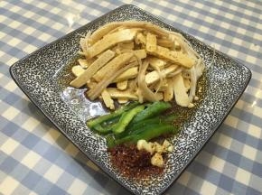 把豆干和金针菇捞出，沥水，放入盘中，加入少许醋，糖，鲜酱油，少许盐，拌匀即可食用。