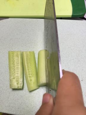 取一个黄瓜，去皮，切成条