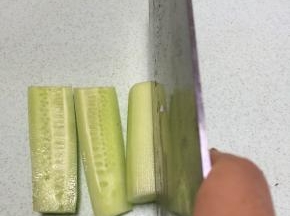 取一个黄瓜，去皮，切成条