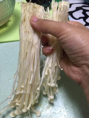 取金针菇洗干净，用手破开，撕碎
