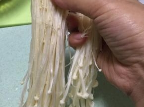 取金针菇洗干净，用手破开，撕碎