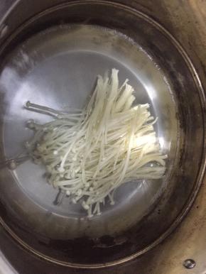将金针菇放入沸水中煮3-5分钟