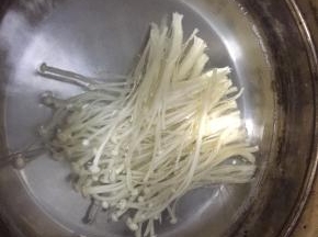 将金针菇放入沸水中煮3-5分钟