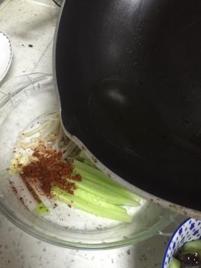 锅里加入少量食用油，烧热，倒入蒜瓣和辣椒上