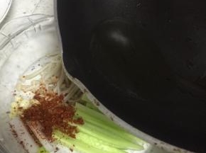 锅里加入少量食用油，烧热，倒入蒜瓣和辣椒上