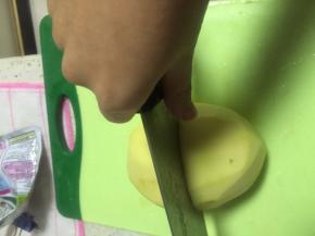 准备好各类食材，蒸好米饭