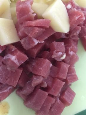 将土豆、牛肉、青椒，切成小丁