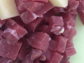 将土豆、牛肉、青椒，切成小丁