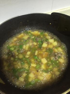 加入少量鲜酱油，翻炒均匀，加入水分煮3-5分钟