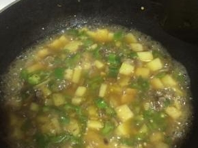 加入少量鲜酱油，翻炒均匀，加入水分煮3-5分钟