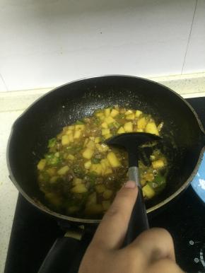 放入咖喱片，炒匀