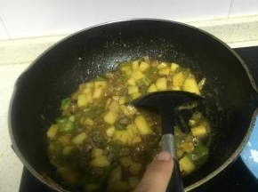 放入咖喱片，炒匀