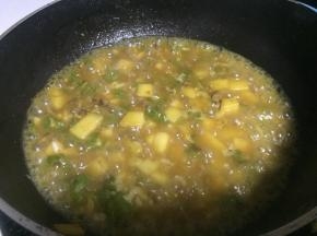 炖一会，待土豆软烂，加入适量的盐，大火收汁