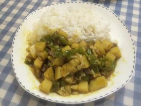 将炒好的菜汁浇在盛好的饭上即可。