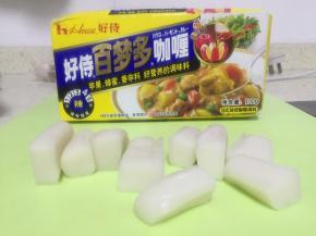 准备好半成品手指形的年糕条和咖喱酱