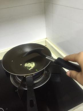 锅里倒入少许油，葱姜蒜末爆香