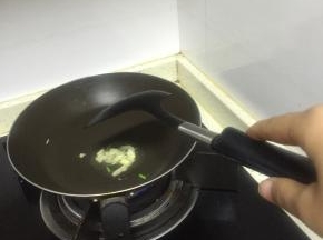 锅里倒入少许油，葱姜蒜末爆香
