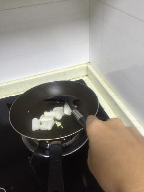 将年糕条倒入，翻炒1分钟左右