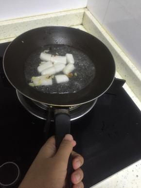 倒入开水，大火滚煮，3分钟-5分钟