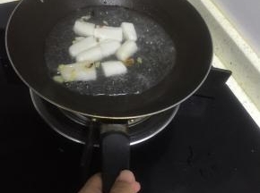 倒入开水，大火滚煮，3分钟-5分钟