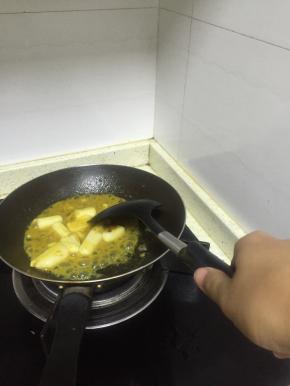 加入咖喱酱在锅里，快速翻炒