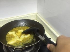 加入咖喱酱在锅里，快速翻炒