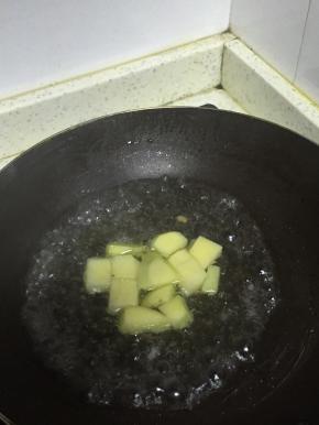 加入少量的水，将土豆煮烂