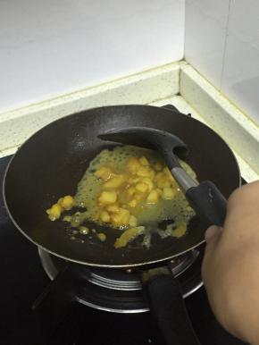 翻炒3-5分钟，土豆已烂，且入味