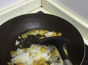 加入米饭，一起翻炒，使得米饭被咖喱涂抹均匀