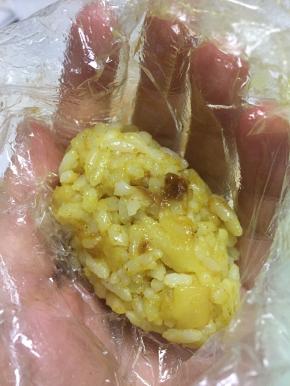 拿出炒好的咖喱饭，捏成长条团子