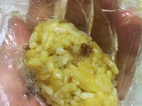 拿出炒好的咖喱饭，捏成长条团子