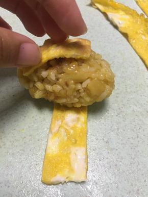 用蛋饼条卷好