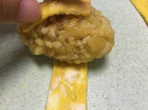 用蛋饼条卷好