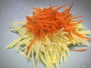 将土豆、胡萝卜切丝