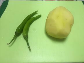 将土豆、胡萝卜、杭椒洗干净，土豆去皮