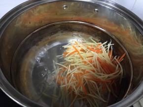 锅中加入水，将胡萝卜和土豆放入煮沸5分钟，煮熟
