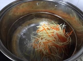 锅中加入水，将胡萝卜和土豆放入煮沸5分钟，煮熟