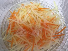 捞出，置于冷水中浸泡