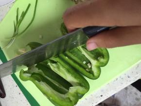 将青椒切丝，大蒜切碎