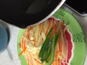 锅内加入少量食用油，待烧热，浇在大蒜和青椒丝上