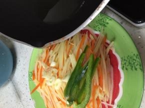 锅内加入少量食用油，待烧热，浇在大蒜和青椒丝上