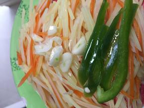 在菜里加入鲜酱油、醋、盐，拌匀即可