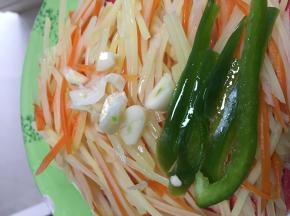 在菜里加入鲜酱油、醋、盐，拌匀即可